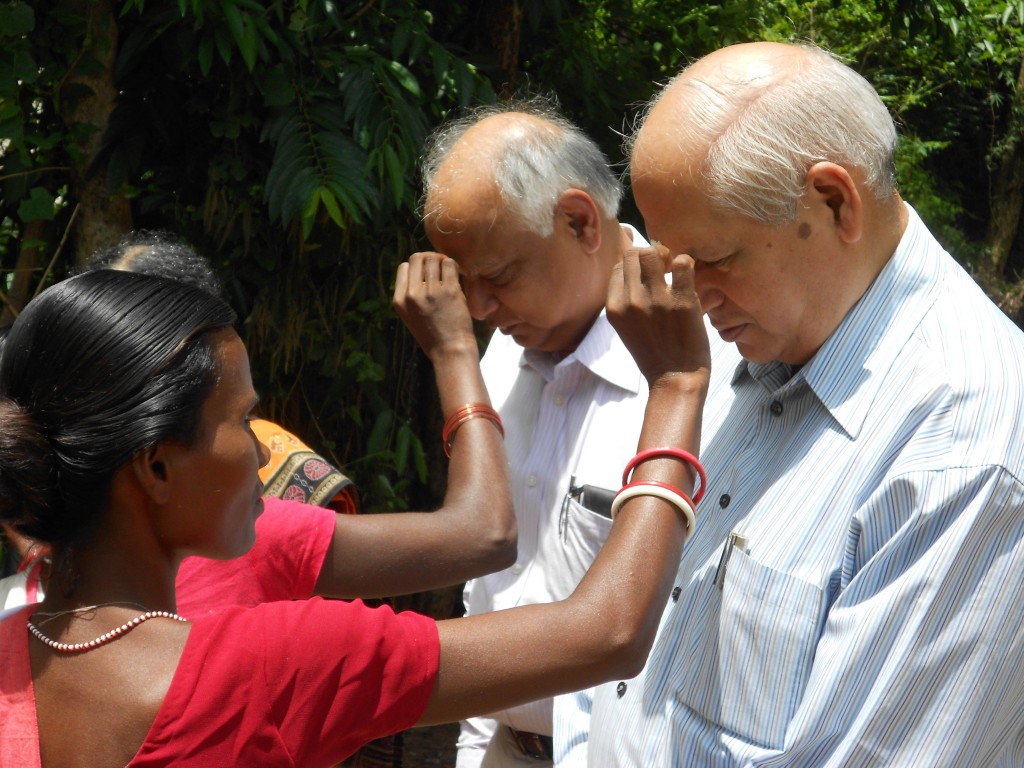 Heifer_India_Passing_on_the_Gift2 Heifer India project participants greet visiting dignitaries